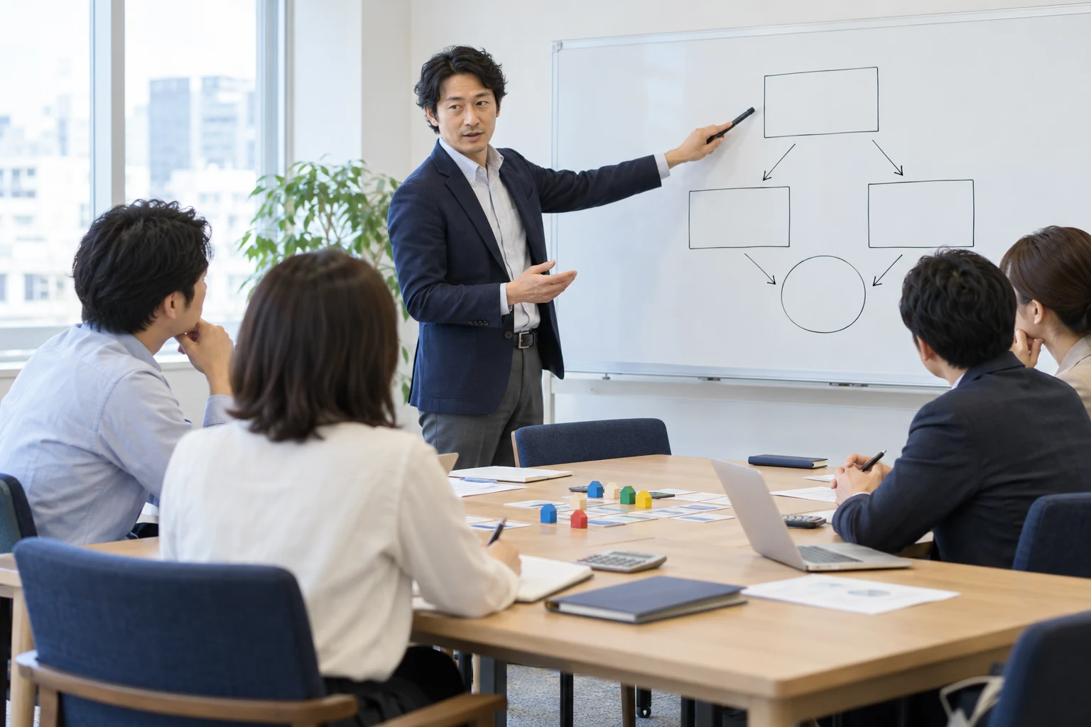 講師がフレームワークの考え方を解説する様子